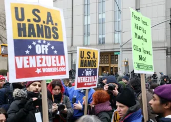 El juez mantiene el caso contra presidente Maduro pese al bloqueo de Washington a su defensa
