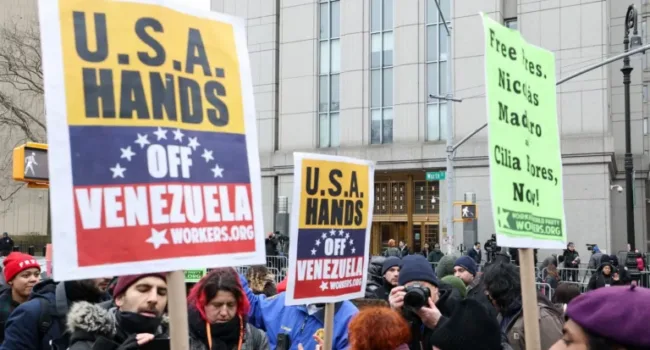 El juez mantiene el caso contra presidente Maduro pese al bloqueo de Washington a su defensa