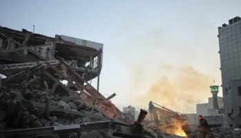 Bombardeos israelíes golpean medio estatal iraní y otras áreas en Teherán