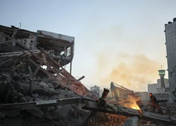 Bombardeos israelíes golpean medio estatal iraní y otras áreas en Teherán