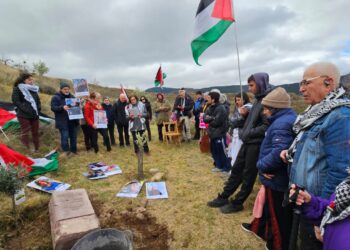Plantaron un olivo en el Bosque de la Memoria de Nalda para honrar la resistencia de las mujeres palestinas y conmemorar que el 30 de marzo es el Día de la Tierra Palestina