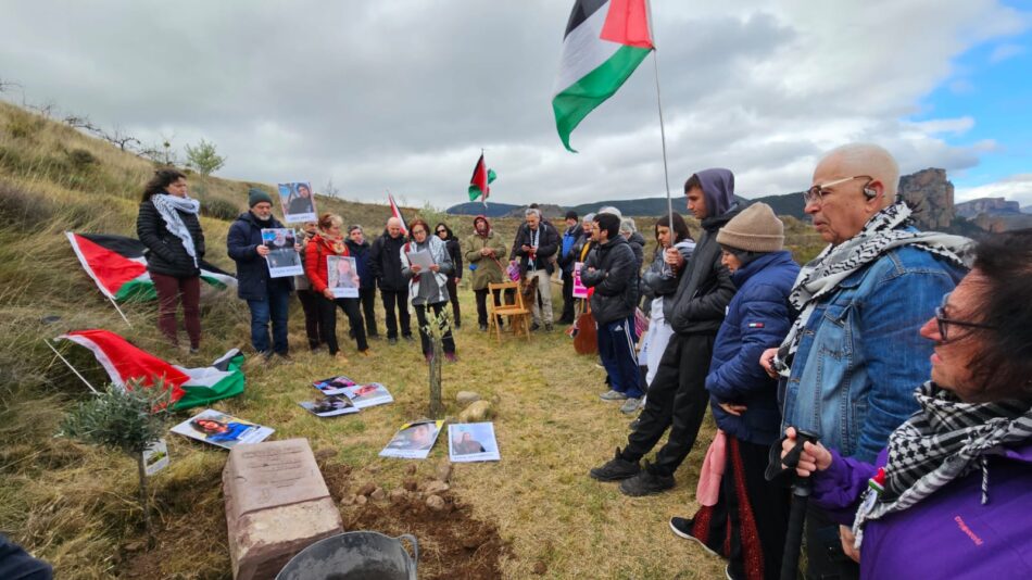 Plantaron un olivo en el Bosque de la Memoria de Nalda para honrar la resistencia de las mujeres palestinas y conmemorar que el 30 de marzo es el Día de la Tierra Palestina