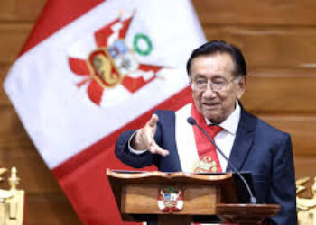 Presidente de Perú traslada su rechazo a la privatización de la petrolera estatal