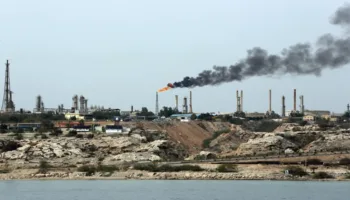 Irán advierte que no permitirá que se exporte petróleo de la región a EE.UU.