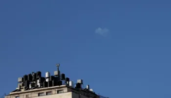 Irán denuncia ataques de Estados Unidos e Israel a instalaciones energéticas y responde con fuerza