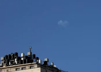 Irán denuncia ataques de Estados Unidos e Israel a instalaciones energéticas y responde con fuerza