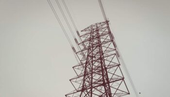 La factura de la luz experimentó una bajada en el mes de febrero del 7,4%, según el análisis de FACUA