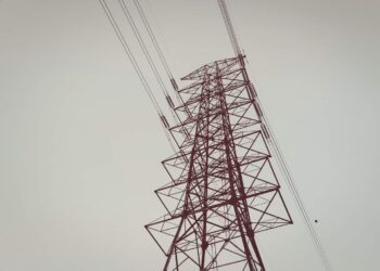 La factura de la luz experimentó una bajada en el mes de febrero del 7,4%, según el análisis de FACUA