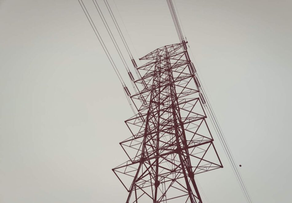 La factura de la luz experimentó una bajada en el mes de febrero del 7,4%, según el análisis de FACUA