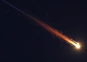 Israel y EE.UU. mantienen ataques contra infraestructura de energía, Irán amplía represalias