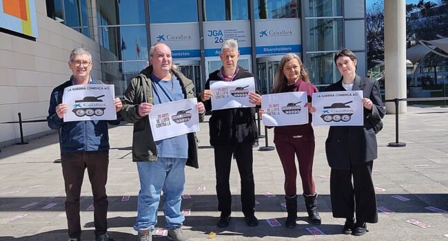 Activistas denuncian las inversiones del Santander y CaixaBank en fábricas de armas usadas por Israel en Gaza