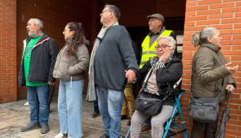 La movilización vecinal frena temporalmente el desahucio de Antonia y su familia en Alcantarilla hasta el 14 de abril