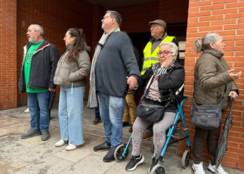 La movilización vecinal frena temporalmente el desahucio de Antonia y su familia en Alcantarilla hasta el 14 de abril