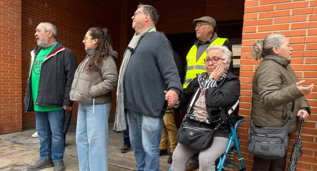 La movilización vecinal frena temporalmente el desahucio de Antonia y su familia en Alcantarilla hasta el 14 de abril