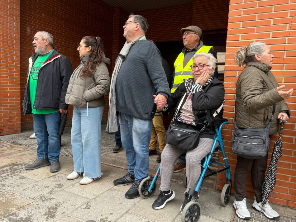 La movilización vecinal frena temporalmente el desahucio de Antonia y su familia en Alcantarilla hasta el 14 de abril