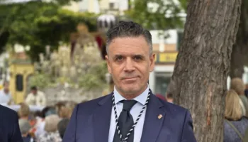 FACUA Sevilla pide la dimisión del concejal de Vox en Tomares por señalar públicamente a una ciudadana a través de redes sociales