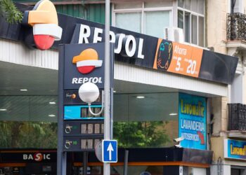 Repsol y su filial Petronor tienen los precios medios más caros de las diez principales cadenas de gasolineras