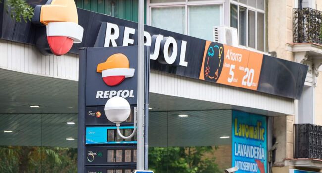 Repsol y su filial Petronor tienen los precios medios más caros de las diez principales cadenas de gasolineras