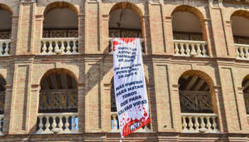 Activistas de PETA toman la Plaza de Toros de Valencia con un enorme mensaje antitaurino