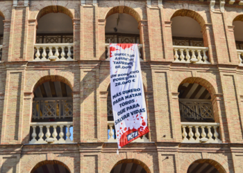 Activistas de PETA toman la Plaza de Toros de Valencia con un enorme mensaje antitaurino
