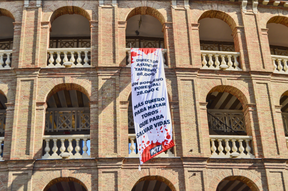 Activistas de PETA toman la Plaza de Toros de Valencia con un enorme mensaje antitaurino