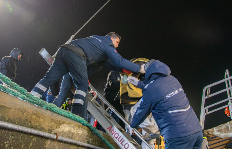 El Aita Mari llega al puerto de Vibo Valentia con 32 personas rescatadas en el Mediterráneo central