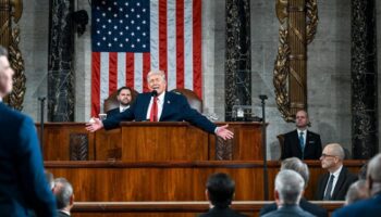 Legisladores buscan invocar 25ª Enmienda para destituir a Trump del poder