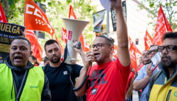 Cerca de un centenar de riders de Glovo se concentran frente a la sede de la empresa en Madrid en preparación de la huelga estatal el 24, 25 y 26 de abril