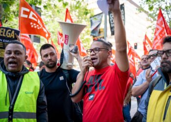 Cerca de un centenar de riders de Glovo se concentran frente a la sede de la empresa en Madrid en preparación de la huelga estatal el 24, 25 y 26 de abril