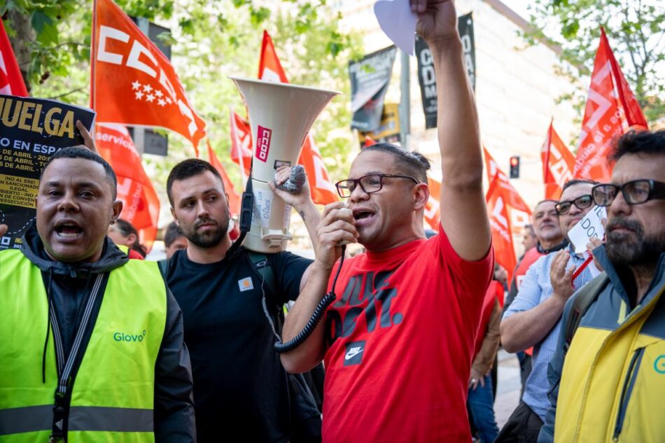 Cerca de un centenar de riders de Glovo se concentran frente a la sede de la empresa en Madrid en preparación de la huelga estatal el 24, 25 y 26 de abril