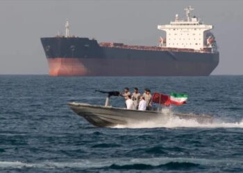 Petróleo supera los $103 tras anuncio de Trump de bloquear el estrecho de Ormuz