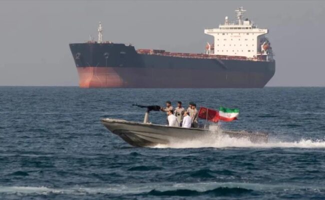 Petróleo supera los $103 tras anuncio de Trump de bloquear el estrecho de Ormuz