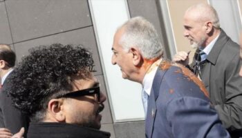 Hijo exiliado del último sha de Irán humillado con salsa de tomate