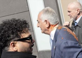 Hijo exiliado del último sha de Irán humillado con salsa de tomate