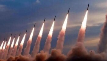 Ola 98ª: Irán expulsa un navío de EEUU con más de 5.000 efectivos