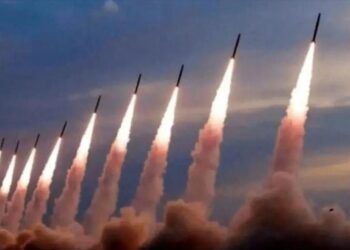 Ola 98ª: Irán expulsa un navío de EEUU con más de 5.000 efectivos