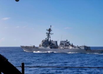 Fracasó maniobra de tránsito de destructores de EEUU por Ormuz 
