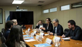 Mónica García se reúne con representantes de la Asociación DEBRA Piel de Mariposa