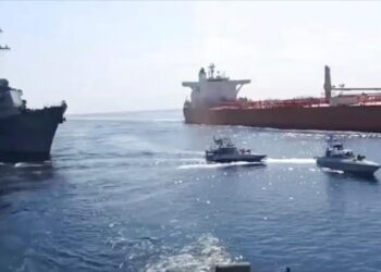 CGRI de Irán incauta dos buques infractores en el estrecho de Ormuz