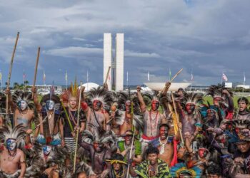 Indígenas brasileños reivindican la defensa territorial en la clausura del Campamento Tierra Libre 2026