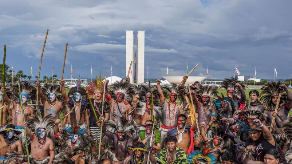 Indígenas brasileños reivindican la defensa territorial en la clausura del Campamento Tierra Libre 2026