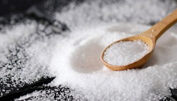 La brecha del salero: por qué hombres y mujeres mayores añaden sal a la comida por motivos distintos