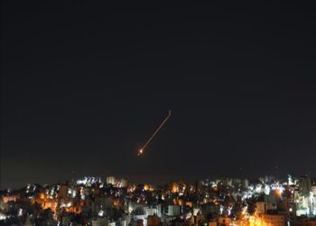 Irán ataca objetivos estadounidenses en Israel y EAU