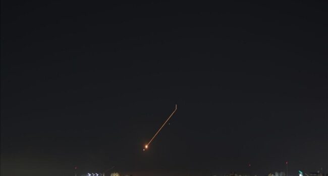 Irán ataca objetivos estadounidenses en Israel y EAU