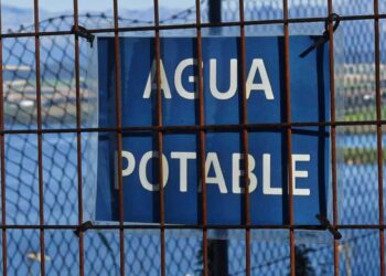 Ecologistas alerta sobre la presencia de nitratos en el agua potable de varias poblaciones de Cádiz