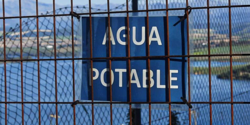 Ecologistas alerta sobre la presencia de nitratos en el agua potable de varias poblaciones de Cádiz