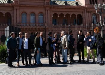 Denuncian a Milei en los tribunales por cerrar la Casa Rosada a periodistas