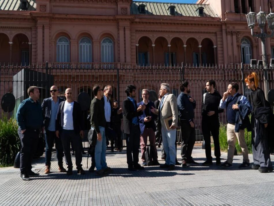 Denuncian a Milei en los tribunales por cerrar la Casa Rosada a periodistas