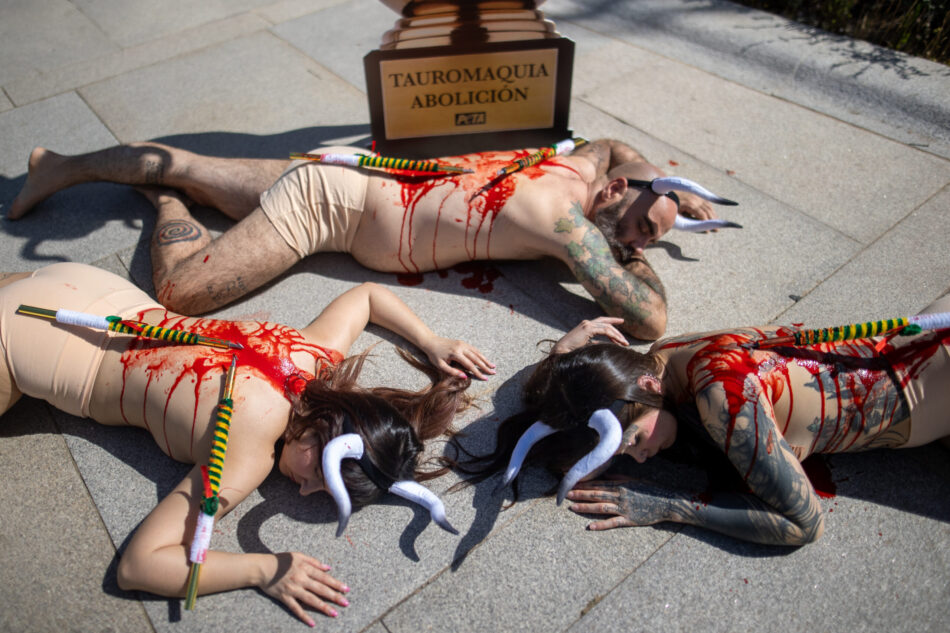 “Toros muertos” de PETA se hacen presentes en la entrega del Premio Nacional de Tauromaquia en el Senado