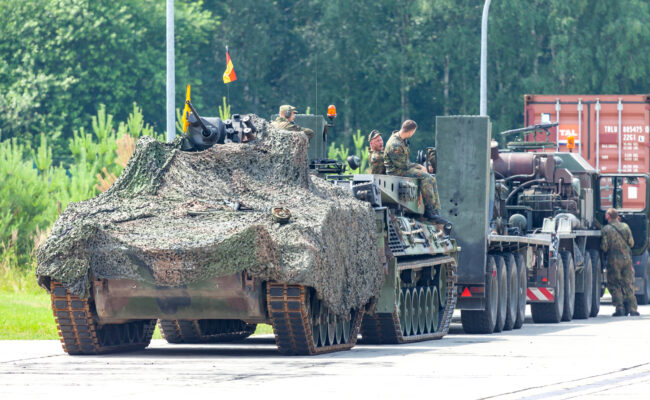 Los alemanes de entre 17 y 45 años deberán pedir permiso al Ejército para salir del país con más de tres meses de antelación tras aprobarse la nueva ley del servicio militar